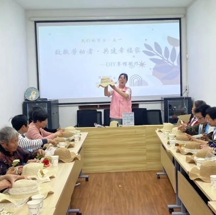 手绘草帽倡环保  劳动实践筑家园