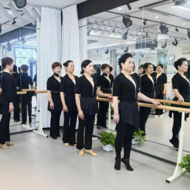老年时装走秀课堂——在优雅练习中绽放自信风采