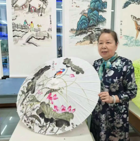 老有所乐 以伞绘就节气风华